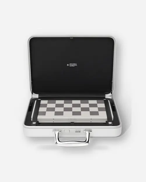 Attaché, Chess